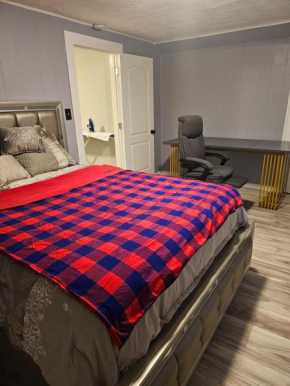 Cozy Roomy family sized apartment on major bus route close to all